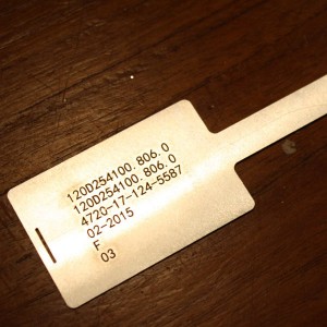 Lasergravur von Aluminium Namensschildern mit einem Faserlaser