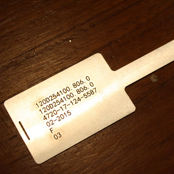 Lasergravur von Aluminium Namensschildern mit einem Faserlaser