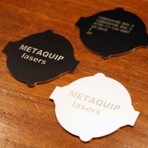 Lasergravur aus eloxiertem Aluminium mit Faserlaser oder CO2-Laser