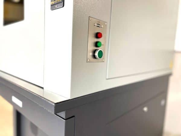 Produktion einer Faserlasergravurmaschine - Betrieb