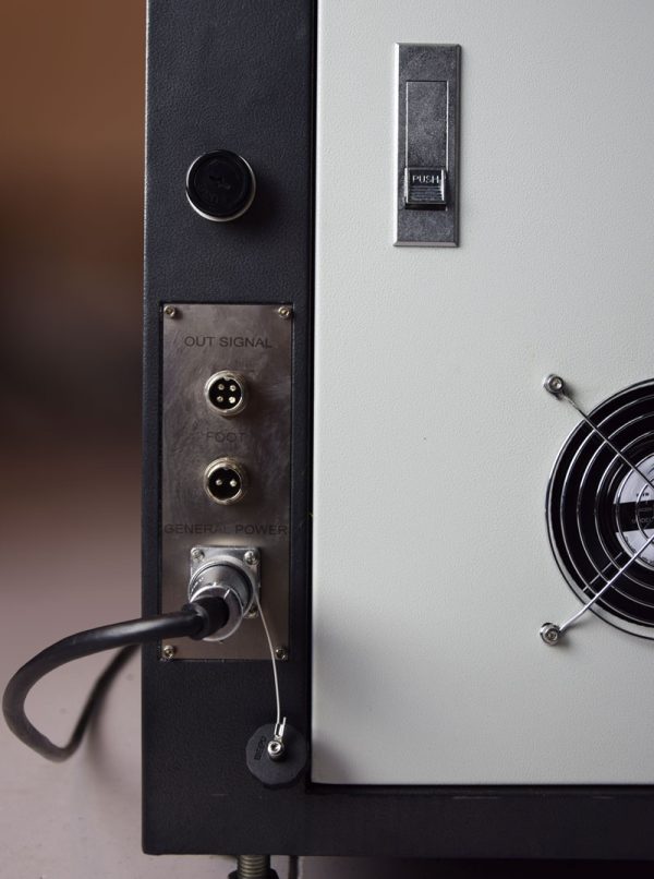 Geschlossener Schrankfaserlaser hinten