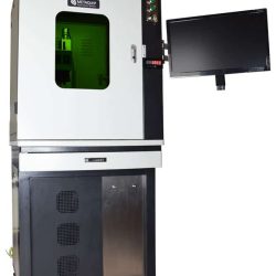 Geschlossene Glasfaserfront des Schranks