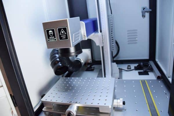 Geschlossener Glasfaserlaser im Inneren