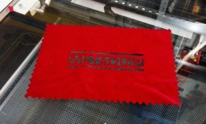 Laserschneiden von Textilien und Textilien mit einem CO2-Laser