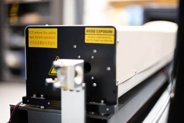 MQ1390C Hochleistungs-CO2-Kombi-Metall-Holz-Kunststoff-Laserschneider-Laserröhren-Nahaufnahme