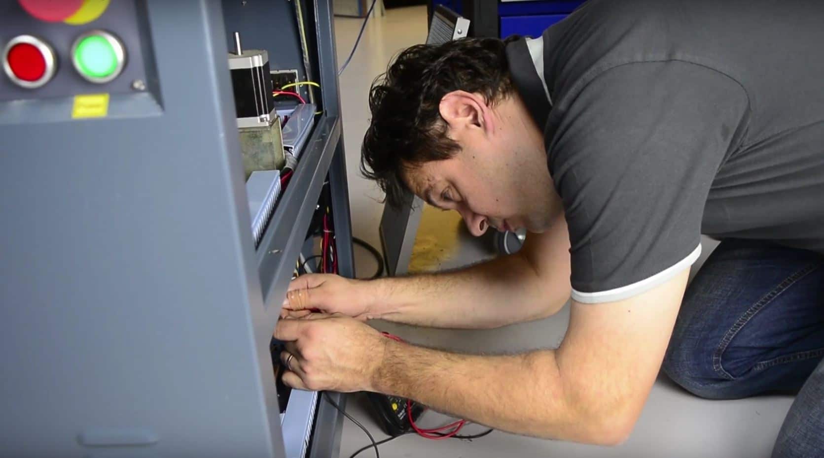 Wartung der Lasermaschine durch einen MetaQuip-Servicetechniker